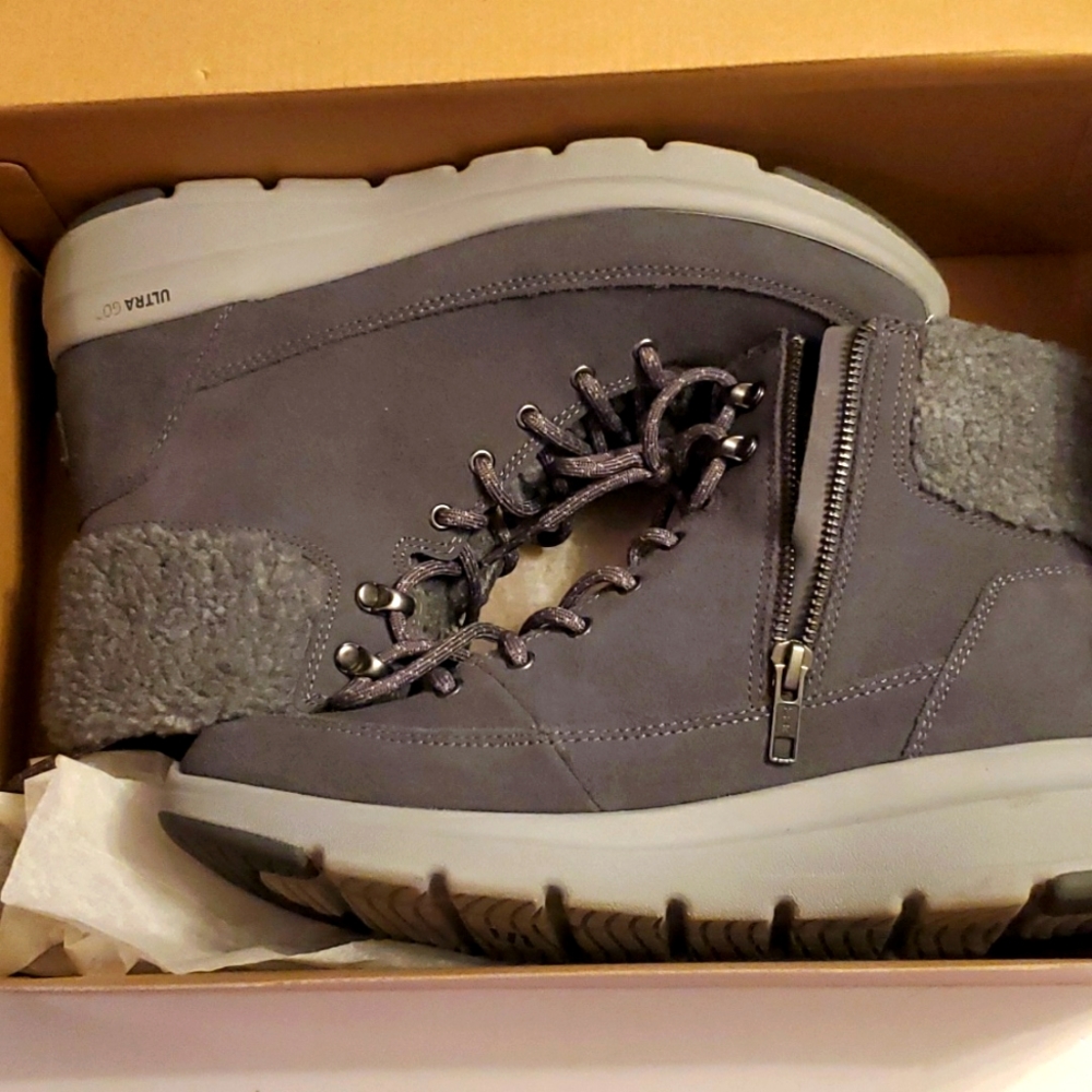 Sketcher's women's glacial ultra woodlands boots  Size 9 color charcoal